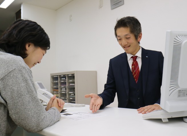 写真④店内でお客様相談