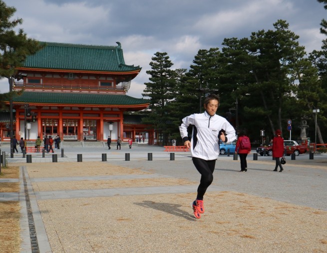 写真②　平安神宮を背に早朝練習